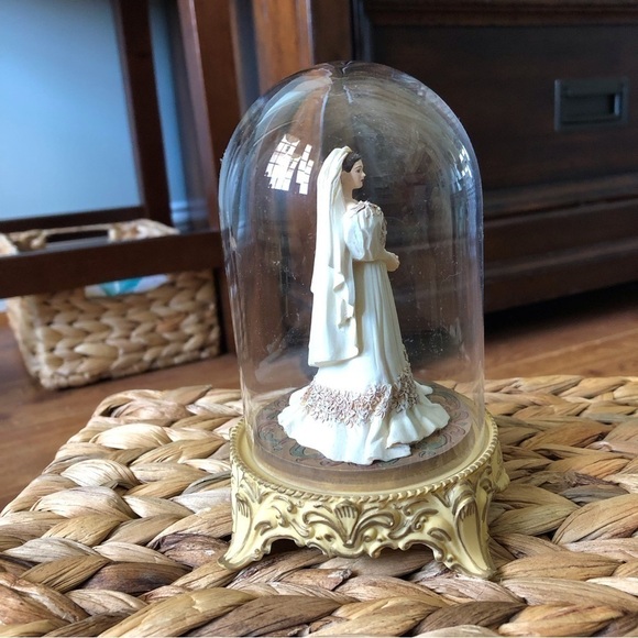 Gone with the Wind: Scarlett’s Betrothal limited edition figure with glass dome - Picture 2 of 4